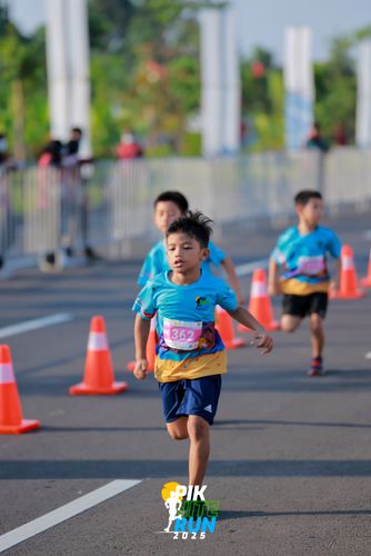 Race photo from PIK NITE RUN 2025