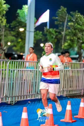 Race photo from PIK NITE RUN 2025