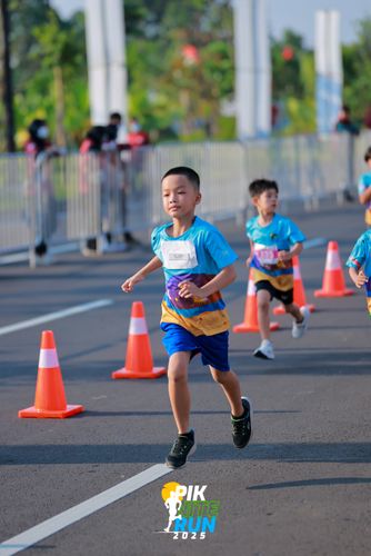 Race photo from PIK NITE RUN 2025