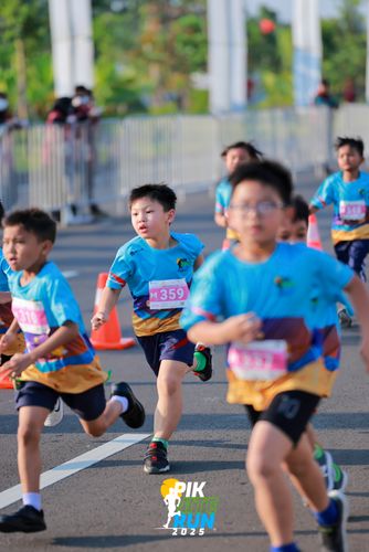 Race photo from PIK NITE RUN 2025