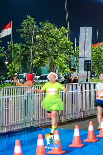 Race photo from PIK NITE RUN 2025