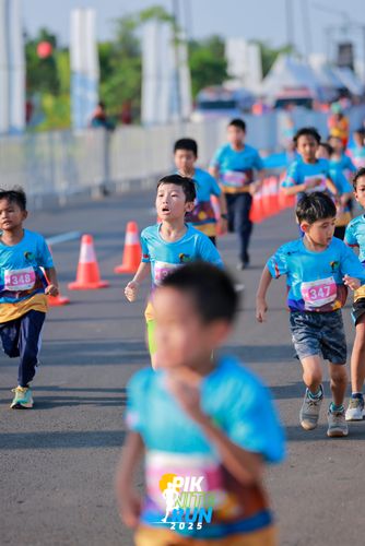 Race photo from PIK NITE RUN 2025