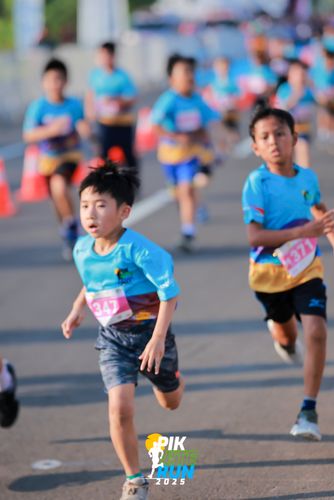Race photo from PIK NITE RUN 2025