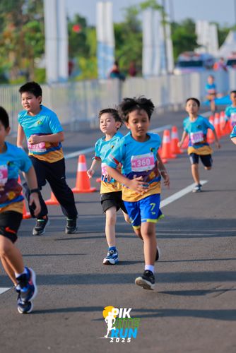 Race photo from PIK NITE RUN 2025