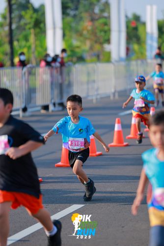 Race photo from PIK NITE RUN 2025
