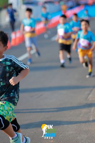 Race photo from PIK NITE RUN 2025