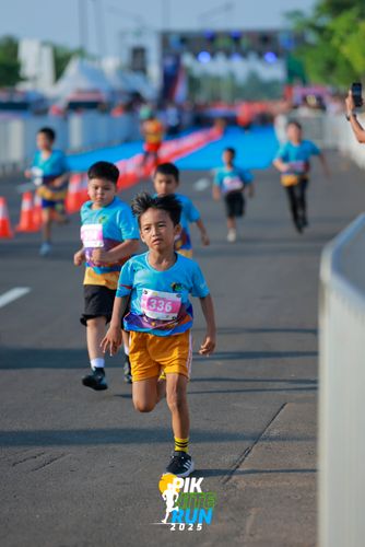 Race photo from PIK NITE RUN 2025