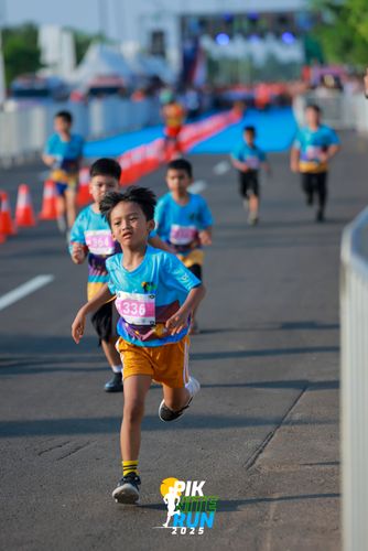 Race photo from PIK NITE RUN 2025