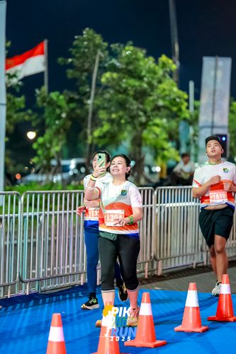 Race photo from PIK NITE RUN 2025