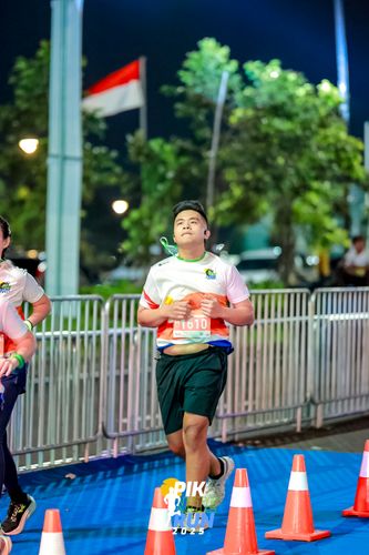 Race photo from PIK NITE RUN 2025