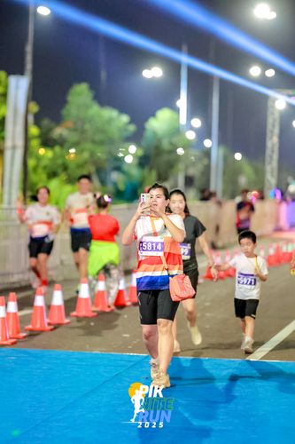 Race photo from PIK NITE RUN 2025
