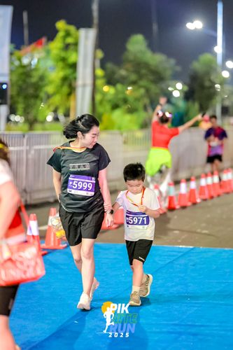 Race photo from PIK NITE RUN 2025