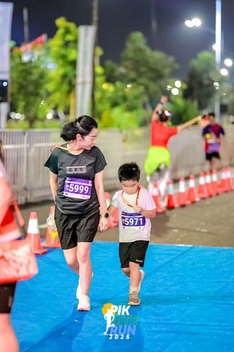 Race photo from PIK NITE RUN 2025