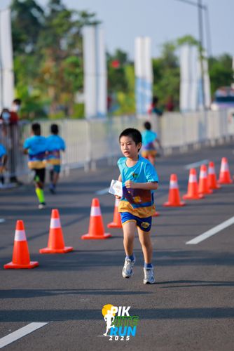 Race photo from PIK NITE RUN 2025