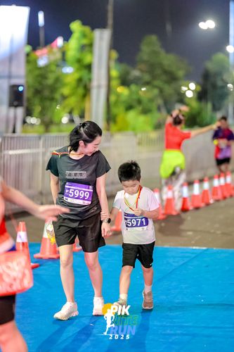 Race photo from PIK NITE RUN 2025