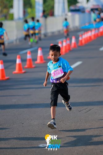 Race photo from PIK NITE RUN 2025