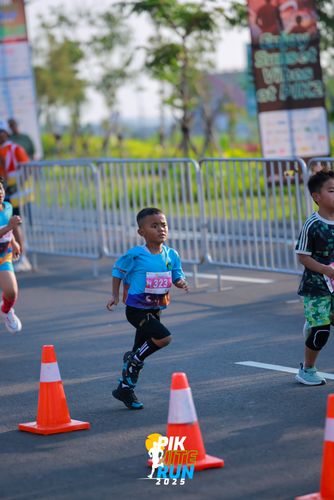 Race photo from PIK NITE RUN 2025