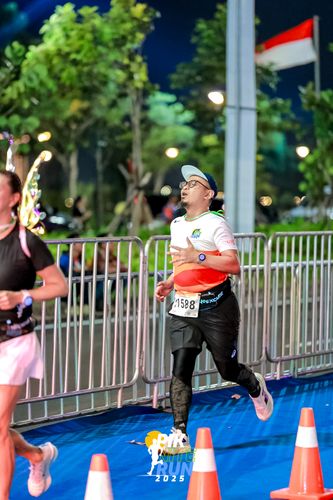 Race photo from PIK NITE RUN 2025