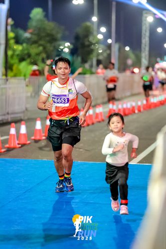 Race photo from PIK NITE RUN 2025