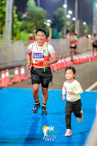 Race photo from PIK NITE RUN 2025