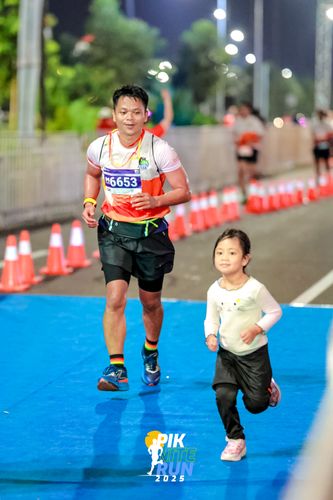 Race photo from PIK NITE RUN 2025