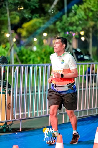 Race photo from PIK NITE RUN 2025