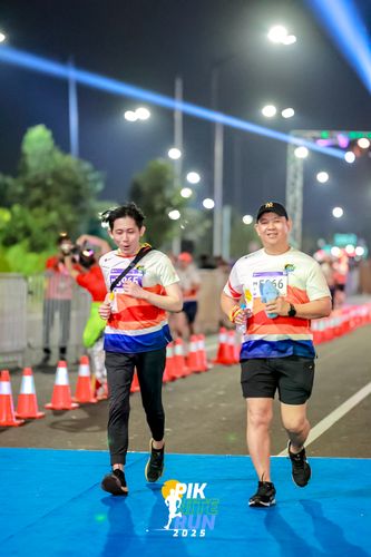 Race photo from PIK NITE RUN 2025