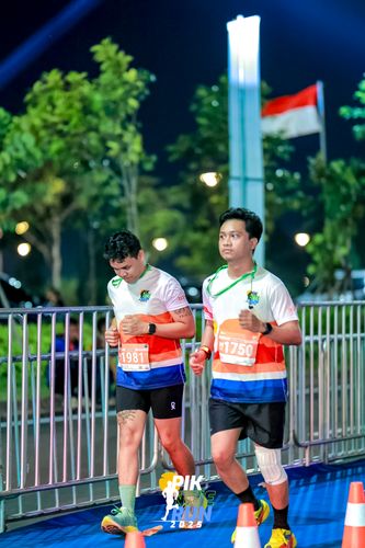 Race photo from PIK NITE RUN 2025