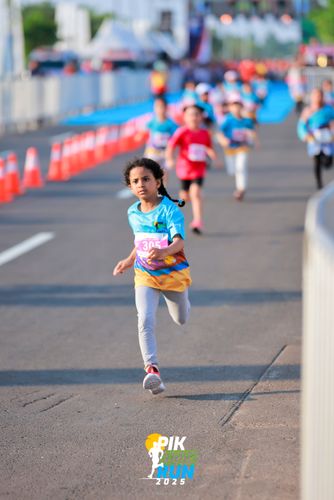 Race photo from PIK NITE RUN 2025