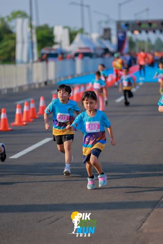 Race photo from PIK NITE RUN 2025