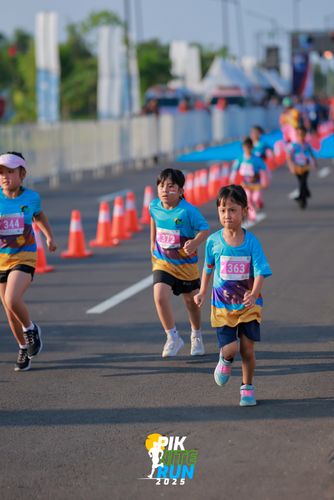 Race photo from PIK NITE RUN 2025