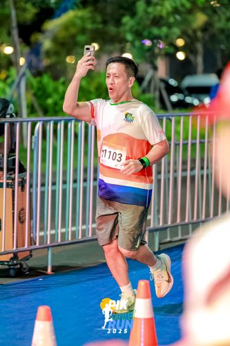 Race photo from PIK NITE RUN 2025