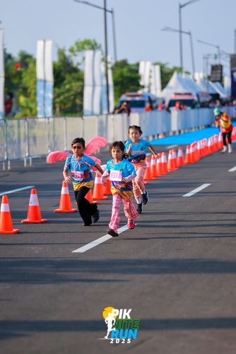Race photo from PIK NITE RUN 2025