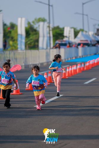 Race photo from PIK NITE RUN 2025