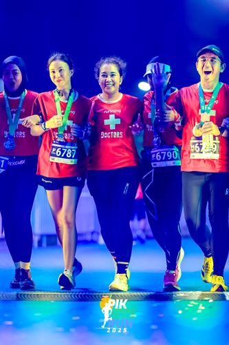 Race photo from PIK NITE RUN 2025