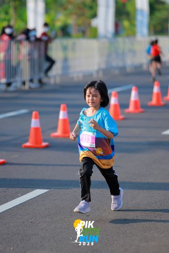 Race photo from PIK NITE RUN 2025