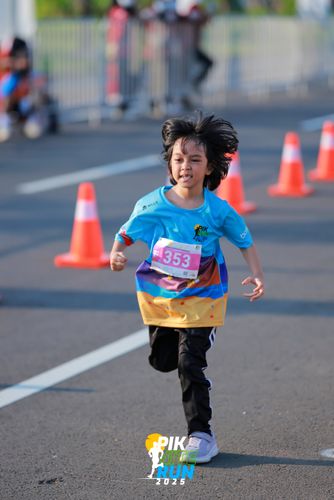 Race photo from PIK NITE RUN 2025