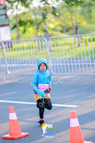 Race photo from PIK NITE RUN 2025