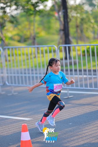 Race photo from PIK NITE RUN 2025