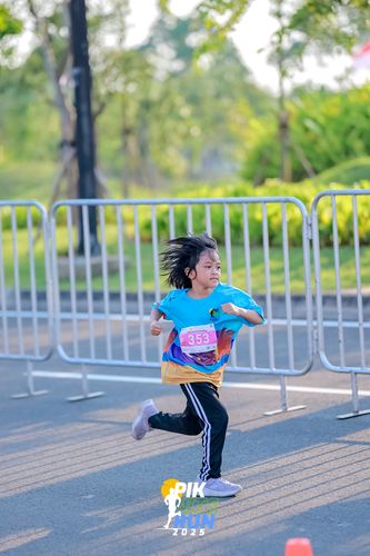Race photo from PIK NITE RUN 2025