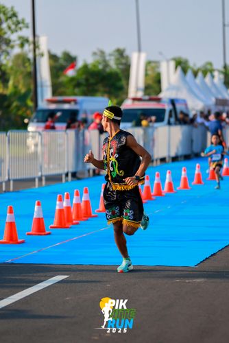 Race photo from PIK NITE RUN 2025