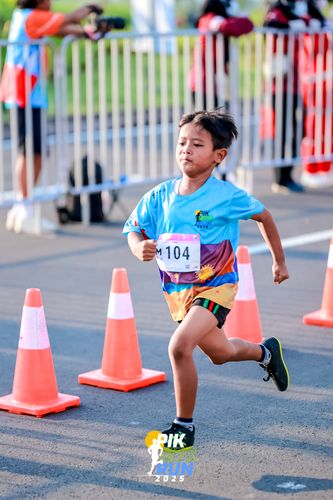 Race photo from PIK NITE RUN 2025