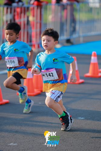Race photo from PIK NITE RUN 2025