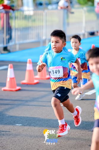 Race photo from PIK NITE RUN 2025