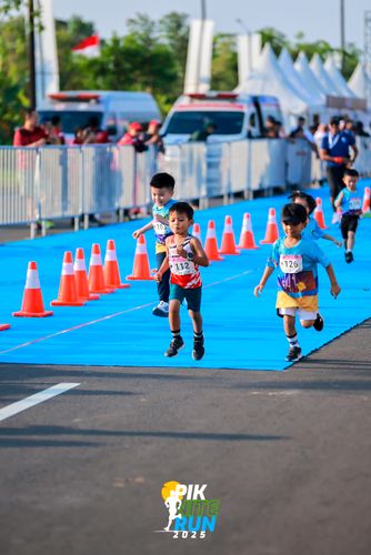 Race photo from PIK NITE RUN 2025