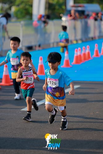 Race photo from PIK NITE RUN 2025