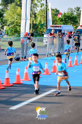 Race photo from PIK NITE RUN 2025
