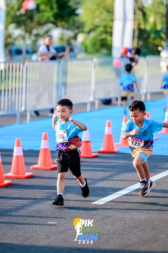Race photo from PIK NITE RUN 2025