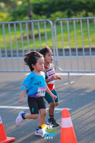 Race photo from PIK NITE RUN 2025