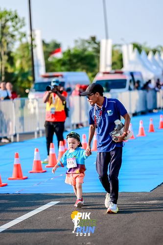 Race photo from PIK NITE RUN 2025